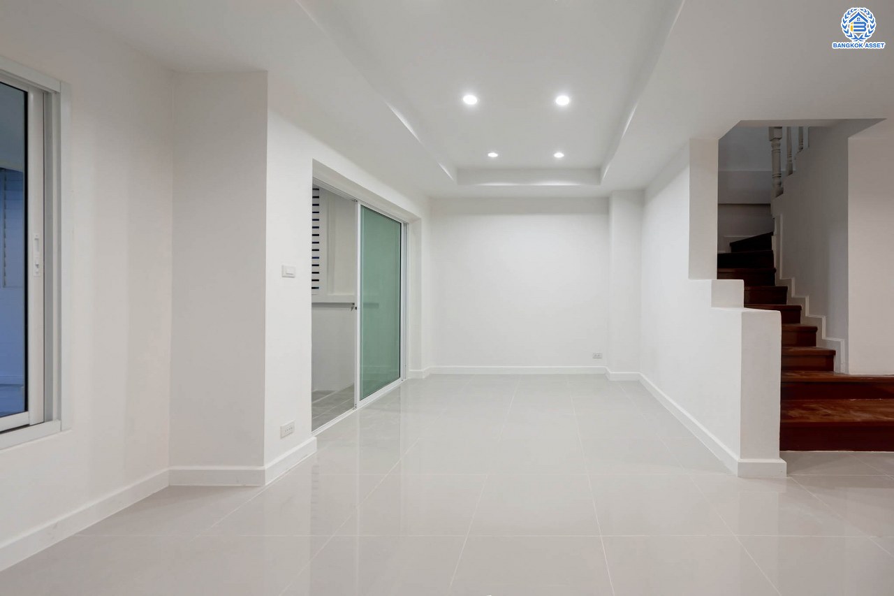 บ้านมือสองตกแต่งใหม่ โครงการ นันทนาการ์เด้น-พาร์คเพลส 345 ราชพฤกษ์-ติวานนท์ เนื้อที่ 27 ตร.ว. ฟังก์ชัน 3 ห้องนอน 2 ห้องน้ำ จอดรถได้ 2 คัน บรรยากาศเงียบสงบเป็นส่วนตัว สิ่งอำนวยความสะดวกมากมาย! บนทำเลศักยภาพ เชื่อมต่อถนนราชพฤกษ์ ใกล้จุดขึ้นทางด่วน "ศรีสมาน"